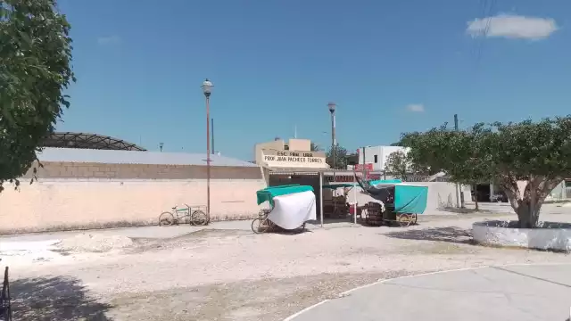 Los hombres se robaron dinero en efectivo, los cables y luz y causaron destrozos en la escuela