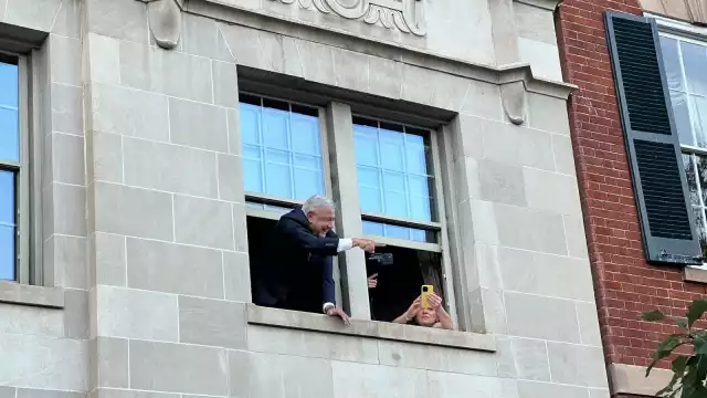 AMLO es recibido con porras en Washington por migrantes mexicanos