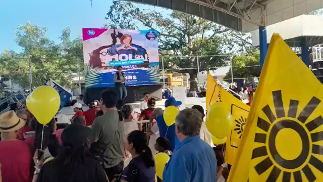 Las personas se van reuniendo en el domo del parque