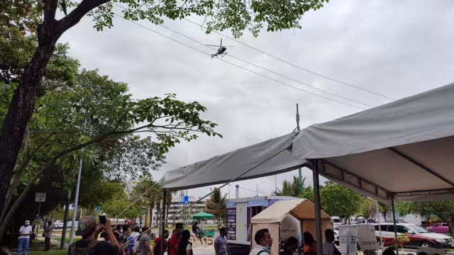 La Policía Estatal de Quintana Roo vigiló la llegada del gobernador Carlos Joaquín a las casillas en Cancún