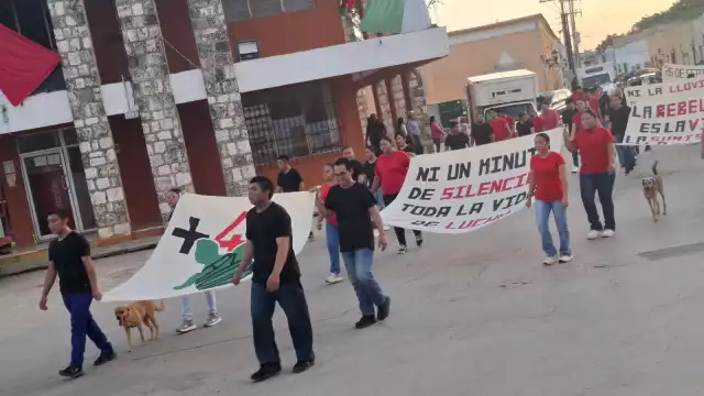 Normalistas de la Escuela Justo Sierra Méndez marcharon en Hecelchakán.