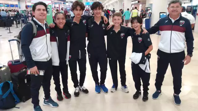 En la mañana de viernes, el entrenador con su equipo partió del Aeropuerto Internacional de Cancún hacia la sede