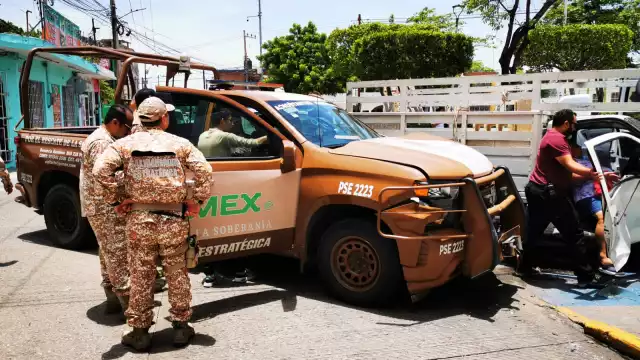 Un aparatoso choque ocurrió en la colonia Cuauhtémoc cuando una camioneta de seguridad de Pemex colisionó contra un vehículo particular, dejando dos personas lesionadas