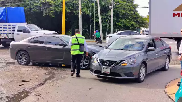 Choque entre un Dodge Charger y un Nissan Sentra en la entrada de San Miguel causa caos vial en Isla de Tris.