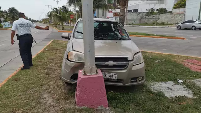 Hombre en estado etílico causa daños viales y termina arrestado