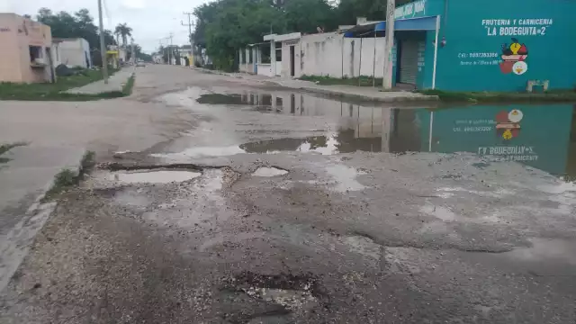Calles intransitables por baches y encharcamientos en Sabancuy