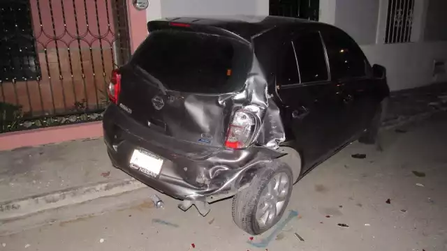 El automóvil March placas YWT-817-B se encontraba estacionado en la puerta de la casa