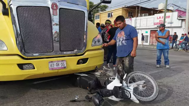 Mujer arrollada por tráiler en la Benito Juárez.