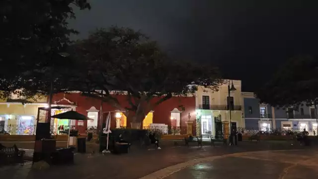 El parque luce en total oscuridad, lo que provoca que pocas personas permanezcan en él