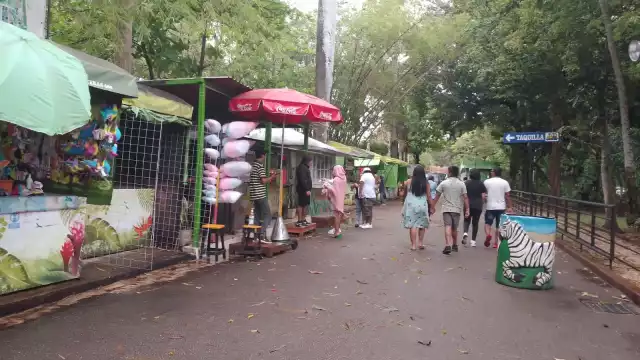 Atracciones como el trenecito se encontraban suspendidas por las lluvias