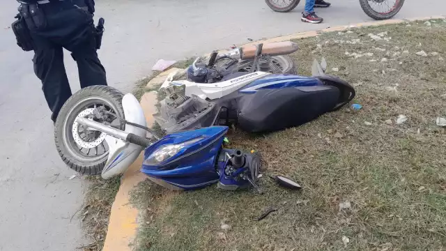 Una mujer que conducía una motocicleta Dinamo 120 resultó lesionada tras chocar con un mototaxi