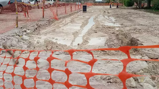 El parque central de Bacalar, a unos metros del Fuerte de San Felipe, se encuentra en mal estado por los trabajos sin terminar