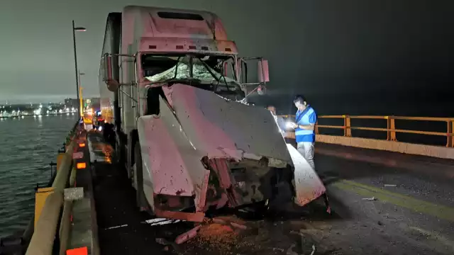 El accidente involucró un tractocamión y un camión que transportaba granos de maíz