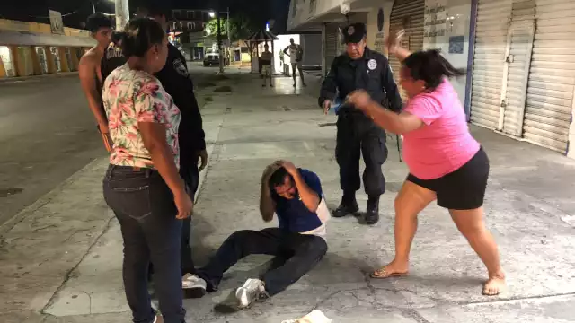 Los elementos intervinieron cuando el hombre era golpeado con palos y piedras