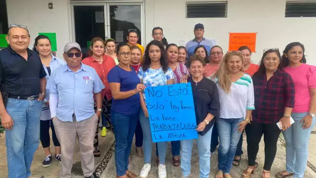 En solidaridad por el despido de la empleada de la Semarnat, trabajadores expresaron su apoyo a través de un paro de "brazos caídos"