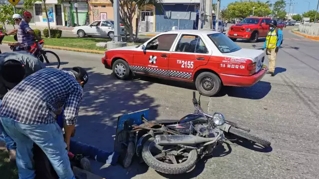 El motociclista fue revisado por paramédicos tras los golpes generados por el choque en Ciudad del Carmen