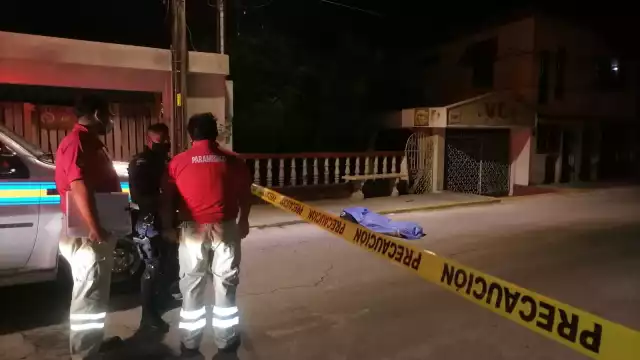 Las autoridades policiacas y paramédicos de Cozumel acudieron al lugar para atender al hombre, quien falleció en el sitio