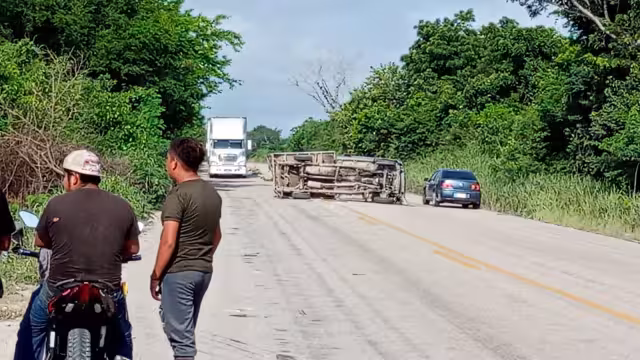 El accidente involucró una grúa que invadió el carril contrario y una camioneta azul