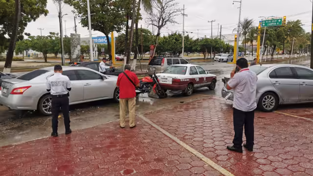 Un hombre en presunto estado de ebriedad protagonizó una carambola en Lomas de Holche