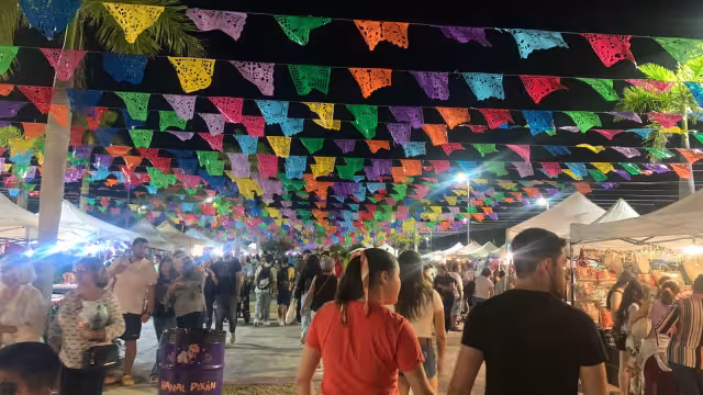 Familias enteras llegaron para disfrutar de Hanal Pixán en el malecón Tajamar