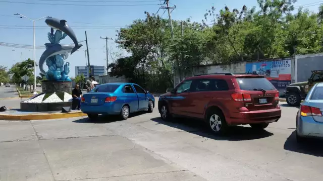 La mini glorieta de los delfines permaneció bloqueada mientras se resolvía el accidente de tránsito