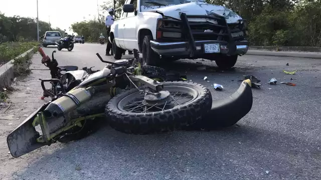 La motocicleta quedó tirada en el Arco Norte, mientras su conductor fue trasladado al Hospital General de Cancún tras el accidente