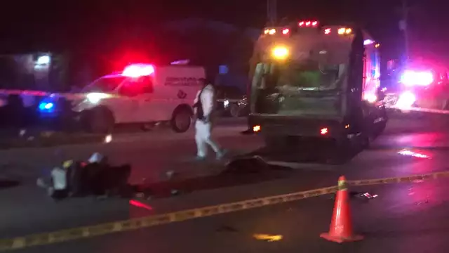 Muere motociclista al impactarse con un camión de basura en Cancún