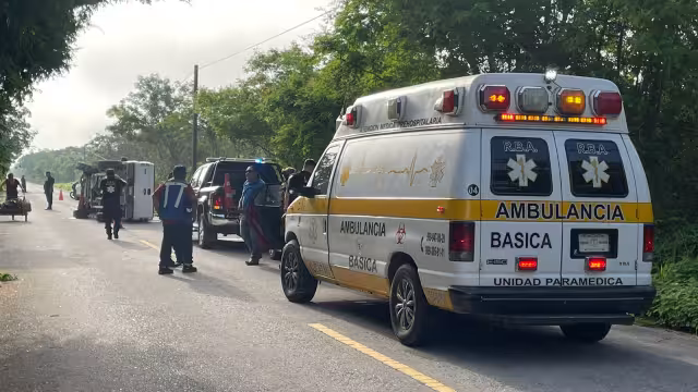 El vehículo circulaba sobre la carretera Sinanché-Yobaín, cuando volcó; el conductor resultó herido
