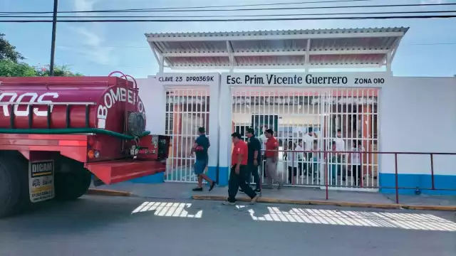 Bomberos acuden a abastecer los tinacos de la primaria, ya que las bombas no sirven sin energía eléctrica