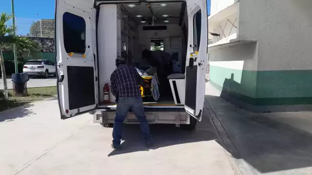 Un hombre fue trasladado en una ambulancia al hospital IMSS-Bienestar Janell Romero Aguilar tras recibir una descarga eléctrica