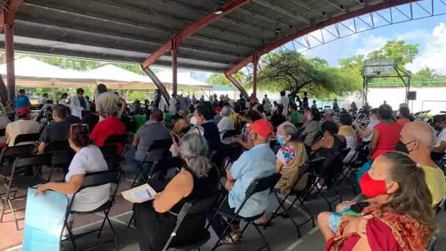 Los abuelitos en Cancún reciben su tercera dosis contra el COVID-19 de la farmacéutica AstraZeneca
