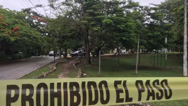 El cadáver fue trasladado a las instalaciones del Servicio Médico Forense de Cancún, tras su hallazgo en la Supermanzana 45