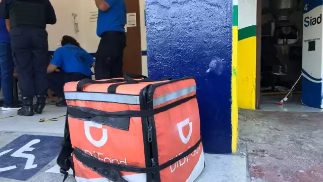 A consecuencia del golpe la menor cayó al pavimento al igual que el motociclista