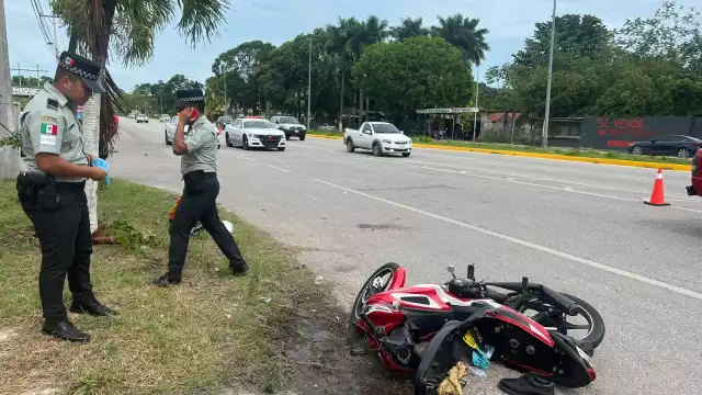 El motociclista terminó con un fuerte golpe en la cabeza