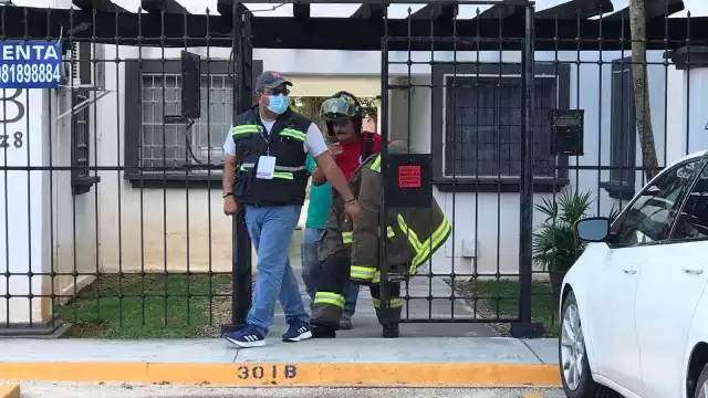 Bomberos evacuaron la los residentes del edificio de departamentos en Cancún para evaluar el inmueble