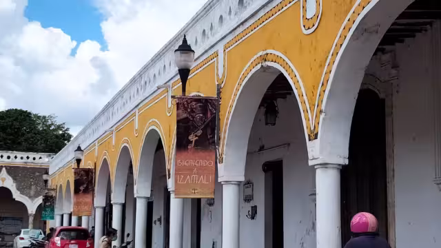 La decoración consta de colocar sogas con adornos de nailon de colores y figuras iluminadas