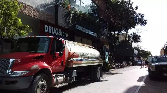Por el desabasto de agua, muchos negocios han contratado pipas para operar