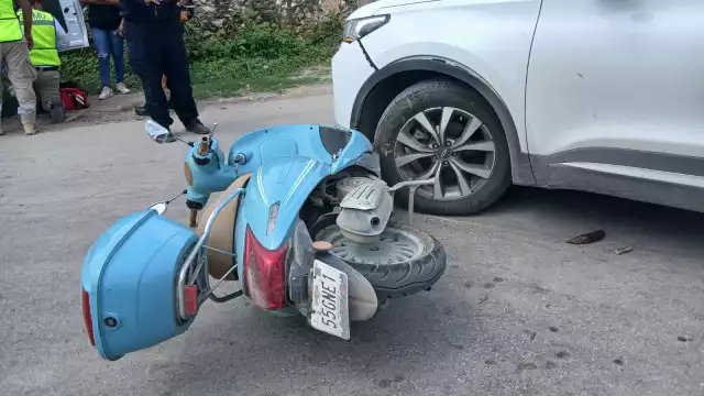 Invade carril y provoca accidente; mujer y niño con lesiones leves