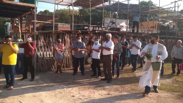 La procesión fue acompañada por la tradicional charanga