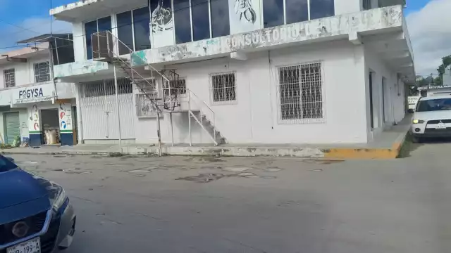 Fabián Hernández Salgado y Vilma Días Gómez, vecinos y comerciantes, piden a las autoridades municipales revisar una escalera de metal construida sobre la banqueta