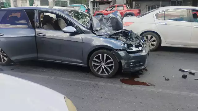 Después del deslinde de responsabilidades una grúa remolcó el vehículo compacto al corralón