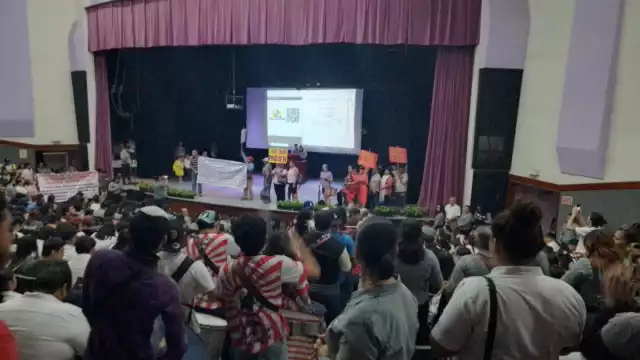 Jubilados de la UNACAR irrumpieron en una consulta sobre la reforma del artículo 30 de la Ley Orgánica, reclamando el pago de sus quincenas