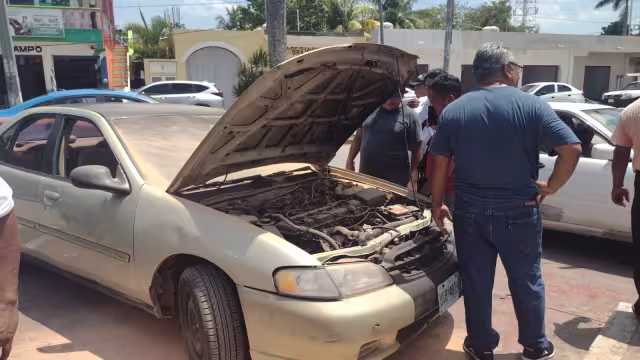 El fuego amenazaba con envolver toda la zona del motor