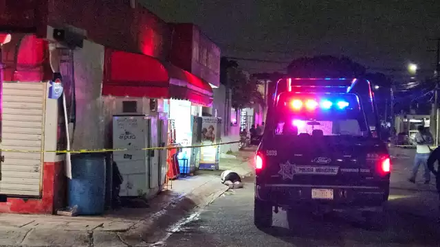 El cuerpo del hombre asesinado quedó tendido sobre la calle.