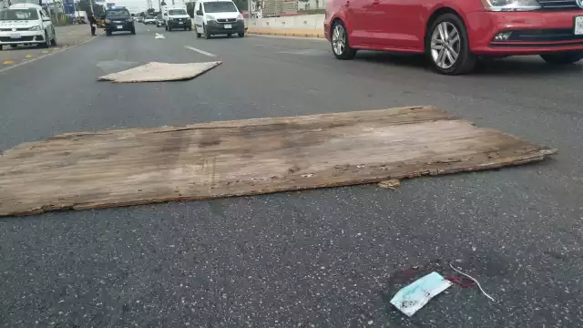 Policías realizaron un operativo emergente para evitar que algún automóvil sea perjudicado por el incidente