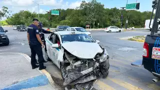 Patrulla municipal ocasiona accidente en Playa del Carmen; reportan lesionados