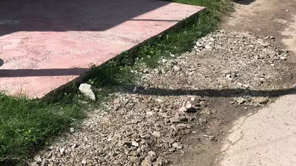 Las calles en mal estado son un peligro para los peatones y conductores