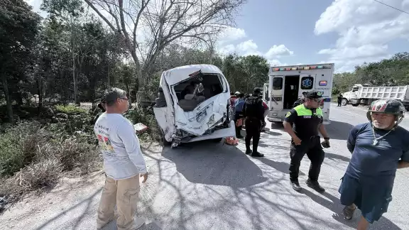 La unidad en la que viajaba el equipo local infantil de rugby “Pitz”, de Benito Juárez, fue embestida por un camión, tipo volteo, dejando una niña sin vida