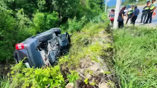 Continúan accidentes en Tulum: Conductor termina volcado en la carretera federal 307 