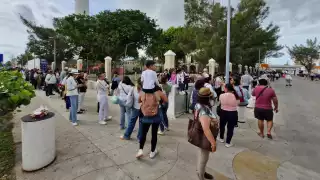 Siguen las largas filas para visitar el Buque Cuauhtémoc en Progreso: hoy viernes es último día